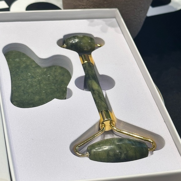 Face Jade roller stone with gua sha kit for the face massager in a magnetic box - Picture 3 of 9